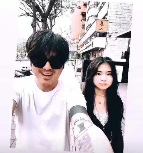 曹格晒12岁女儿近照,穿露脐装撞脸宋慧乔,曹格嘟嘴遭女儿嫌弃