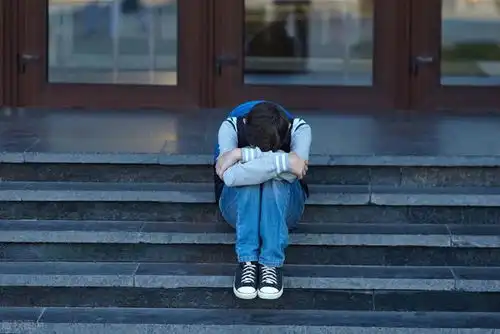 孩子在学校被欺负,回来不告诉你,他一直隐忍是不是正常