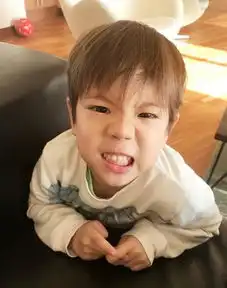 一阵子不见霍思燕儿子嗯哼变成了小帅哥暖男