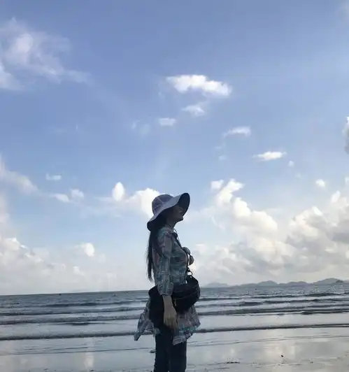 54岁周慧敏最新旅行照,穿格子衫配草帽,托腮凝眸满屏少女感