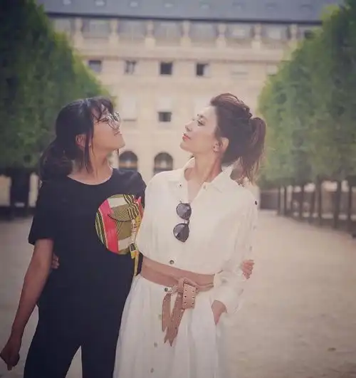 娱乐合集贾静雯首晒梧桐妹正面照仝卓高考事件后首更博