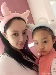 星二代也是自拍行家,王诗龄镜头感强,奥莉姿势专业不输杨幂