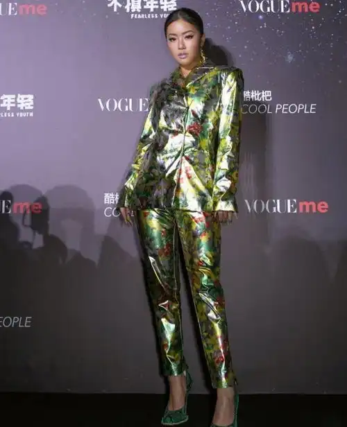 霸气欧美风格slay全场,王菊锡纸西服一秒吸睛,超酷