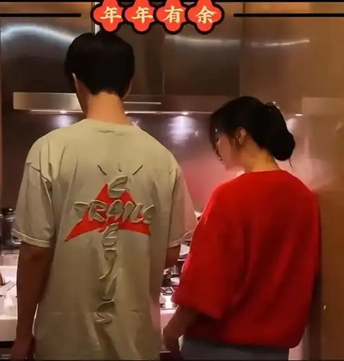 范冰冰姐弟合体做饭,范丞丞穿短袖颠勺好帅气,她穿家居服也超美