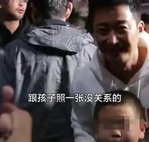 吴京晒谢楠骨折坐轮椅照,网友灵魂发问为点啥给媳妇打成这样