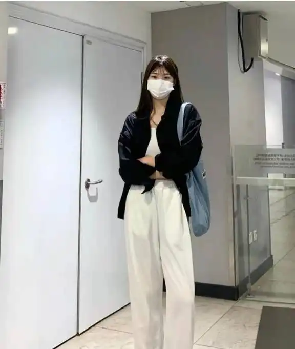 白色休闲裤配什么上衣比较好看