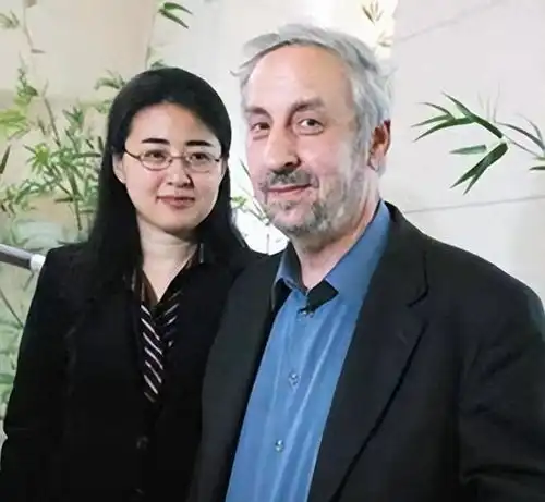 13岁被北大破格录取,学成后转身嫁53岁老外,如今怎么满头白发
