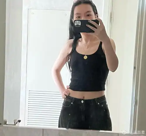 哈文晒母女合影染红发时尚女儿穿吊带打扮成熟