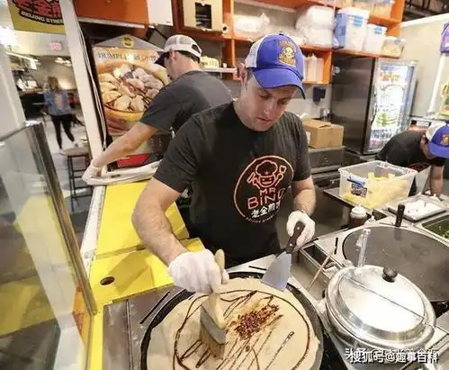 老外偷师中国煎饼果子,在纽约开店一张煎饼35美元,当地人不嫌贵