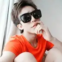 男生戴墨镜头像