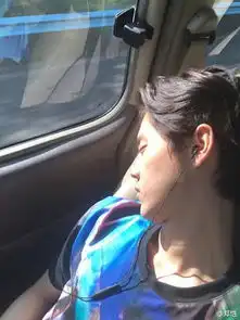 明星素颜也一般跑男团与冯小刚合影baby面色暗黄