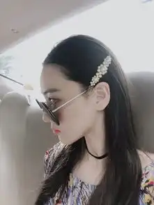 张馨予出租车沉迷自拍墨镜反光暴露产后状态