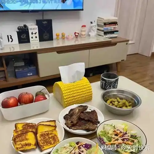 搞笑图片第655期做生意还得是靠头脑,让人付钱帮忙剥玉米