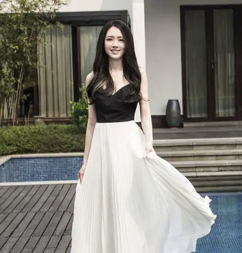小向太郭碧婷气质清纯,绿色竖条纹连衣裙清新减龄,减龄俏皮