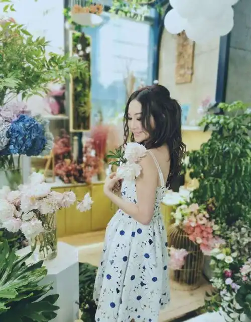 53岁温碧霞和富豪老公出游,穿纱裙难掩好身材,夫妻合影像父女