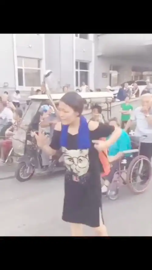 夏天太热了,出门都得带上水壶