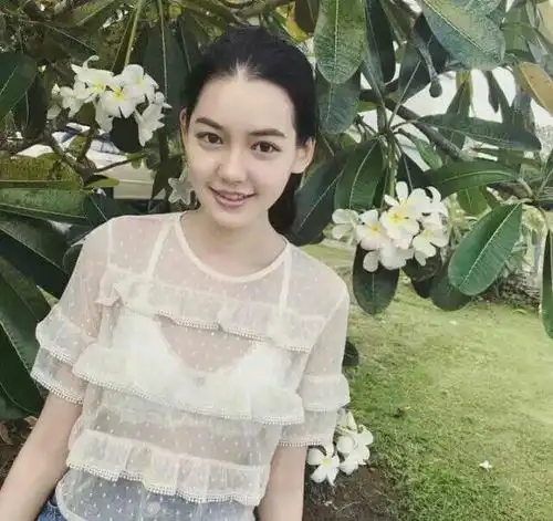 杨颖公司新签模特神似自己和热巴结合体,是要学杨幂吗