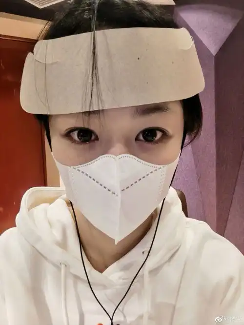组图杨紫晒自拍头上卡着纸壳画风搞怪透露在配音沉香如屑
