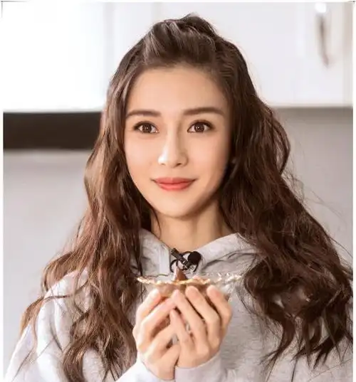 杨颖获香港十大杰出青年,唯一一个入选明星,因此遭不少网友质疑