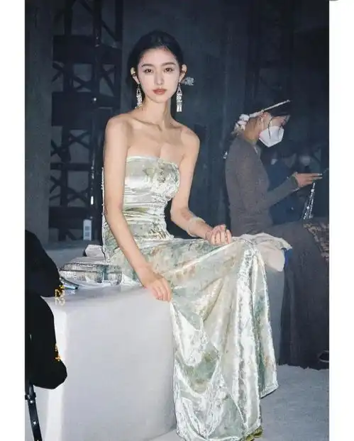 拳打韩国甜妹,脚踢欧美辣妹,从凑热闹到新中式终于自立门户了
