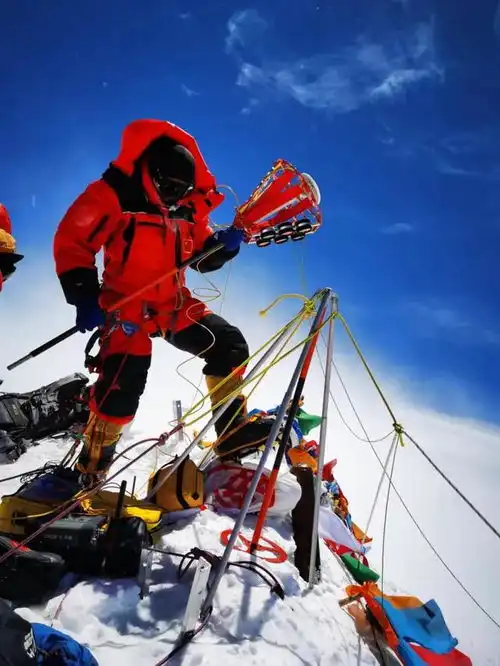 致敬中国攀登者珠峰高程测量登山队成功登顶
