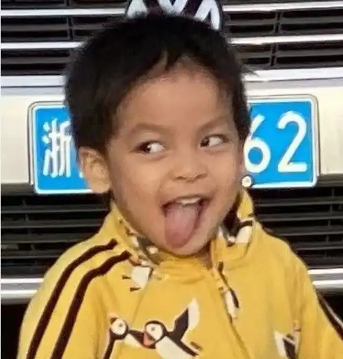 李佳航晒儿子正面照,小好看肤色抢镜画风清奇,完美继承老爸基因