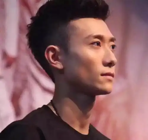 张一山被问什么时候娶杨紫,他的回答尽显高情商,一贯的痞帅气质