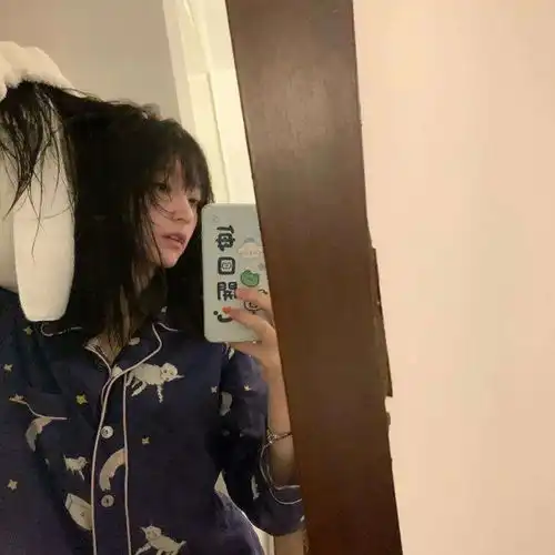 又一明星塌房鞠婧祎师妹恋爱细节被扒,疑似穿同件衣服,男方吓得紧急删图