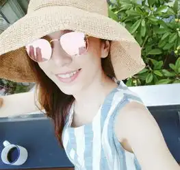 田馥甄阳台自拍假装度假唇红齿白清纯可爱