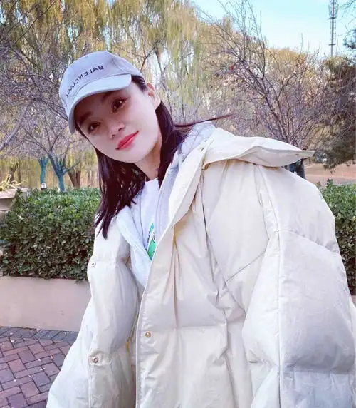 不愧扮嫩女王,袁姗姗面包服美成十八,牛仔裤棒球帽成减龄神器