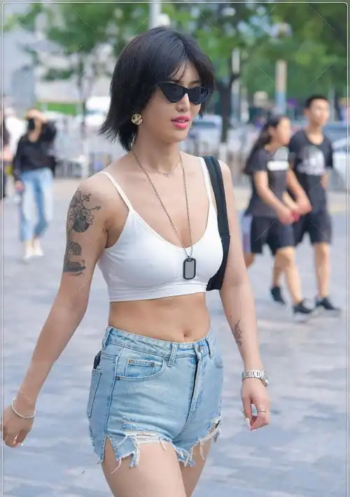短发墨镜,白色背心搭配牛仔短裤,穿出了欧美风格