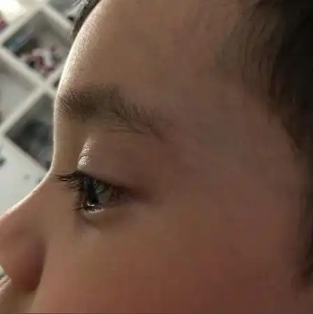 梁静茹儿子近照曝光穿睡衣玩耍的他大长腿抢镜