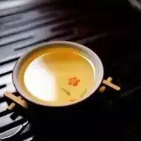 一个人静心品茶的图片唯美一个人静静喝茶的图片