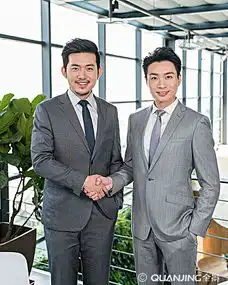 商务人士握手