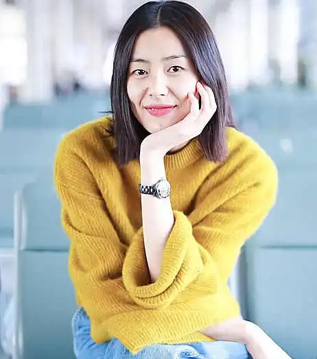 刘雯好会穿毛衣啊明明是普通款式,到她身上就是妥妥的高级范