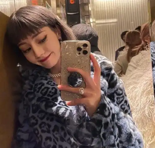 热巴晒自拍疯狂加美颜滤镜,却被工作室曝光生图,颜值过分真实了