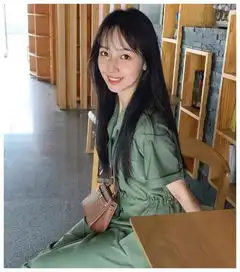 吴亦凡恋情曝光绯闻女友名字太霸气,谁知长相清纯不输小g娜