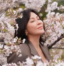 刘嘉玲带梁朝伟同看樱花,只p自己不p梁朝伟,两人魅力不减当年