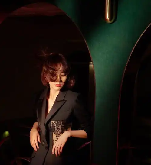 佟丽娅重返无滤镜时代,复古魅惑展露真性情,淡妆下美貌让人迷醉