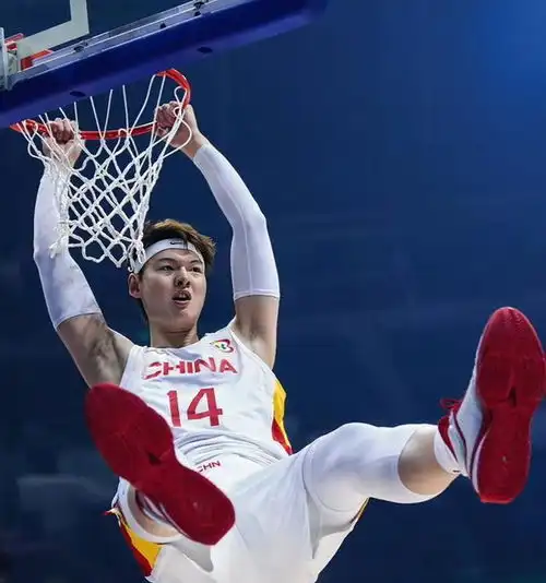 中国男篮首胜,胡金秋全场最佳,3人表现出色,王哲林等3人被轮休