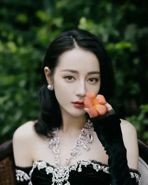 荣耀夫妇近况,迪丽热巴参演新剧,片场嘟嘴卖萌,杨洋发素颜自拍