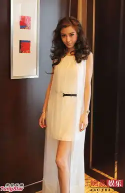 angelababy着白色礼服出席活动