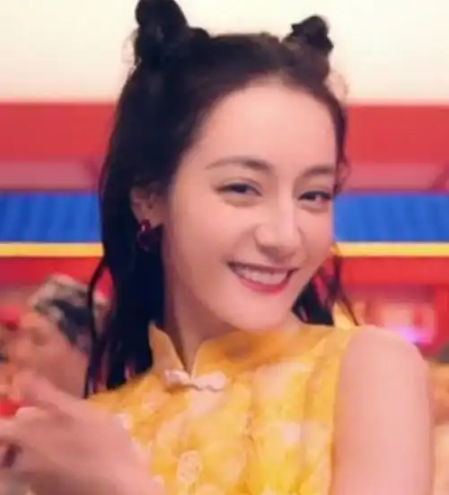 本以为上帝只吻过迪丽热巴的腿,看到她穿旗袍的效果我没眼花吗