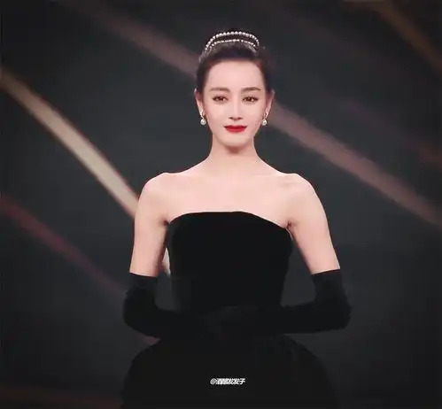 如何评价迪丽热巴2020微博之夜的造型