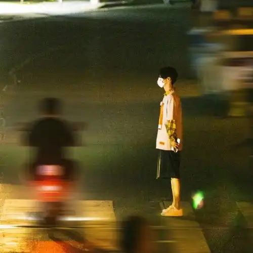 工作室积极帮营业中,一组鹿晗街头氛围感大片释出