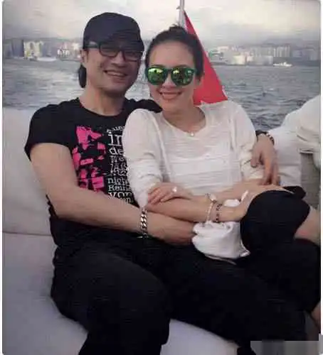 章子怡一家不戴口罩墨镜现身三里屯,汪峰抱着醒醒任由路人拍照