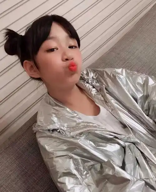 吴启华12岁女儿近况曝光,涂口红打扮成熟,颜值不输老爸