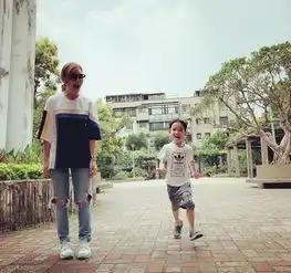继承了良好基因的星二代拥有超能打的颜值,还长着一对逆天长睫毛