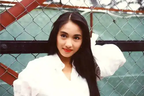黎姿夫妇合体接女儿放学,与女儿同学家长热聊,笑容亲切