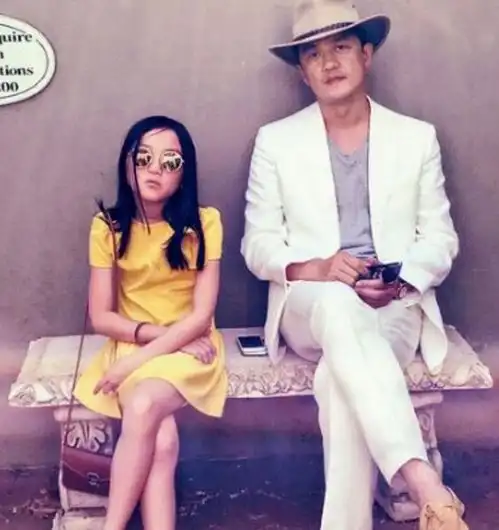 王菲带女儿街头购物,12岁李嫣打扮时尚一路说笑,嘴唇已看不出异常